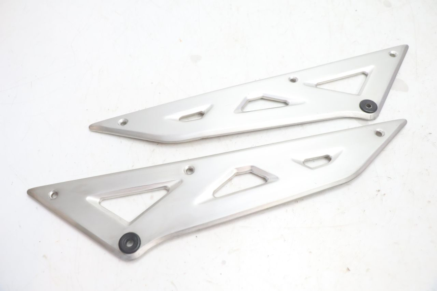 photo de TAMPA LATERAL DO CHASSI SUZUKI GSX F GSXF 750 (1988 - 1998) - Detalhe da peça