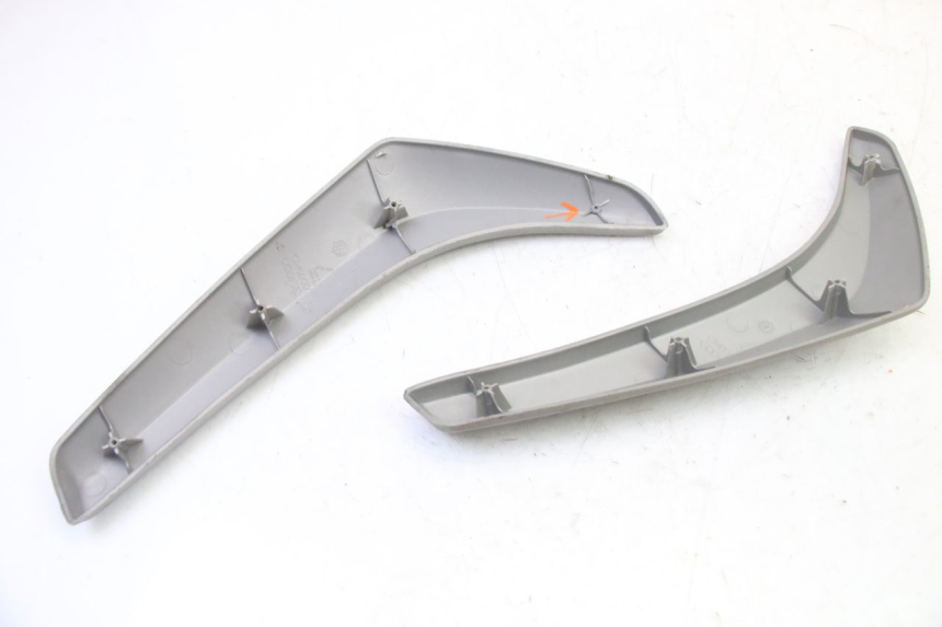 photo de TAMPA LATERAL DO CHASSI PIAGGIO LIBERTY 4T 50 (2009 - 2015) - Pontos de fixação