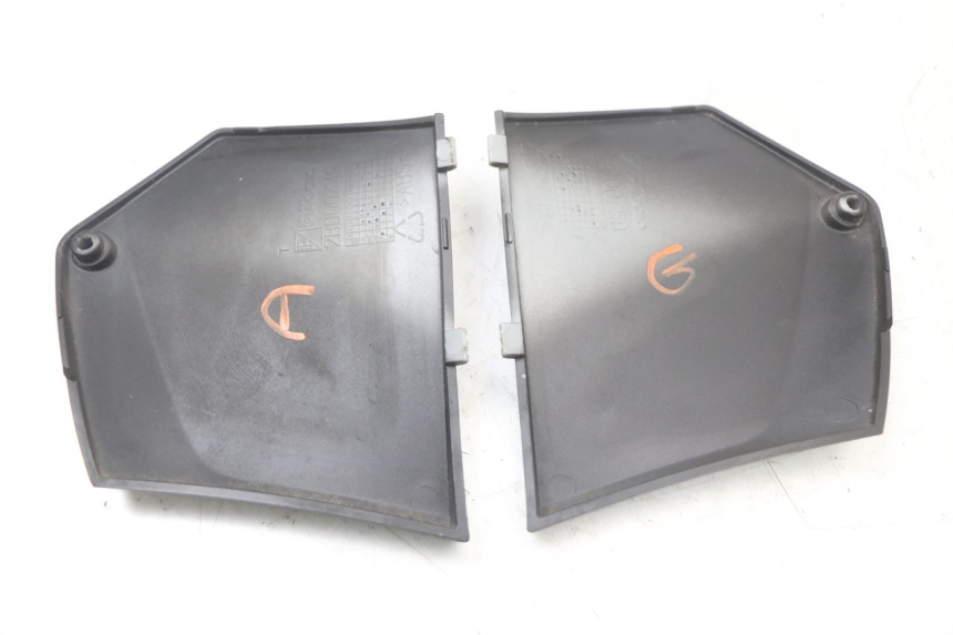 photo de TAMPA LATERAL DO CHASSI PIAGGIO MP3 HPE 350 (2018 - 2020) - Zoom do estado de desgaste