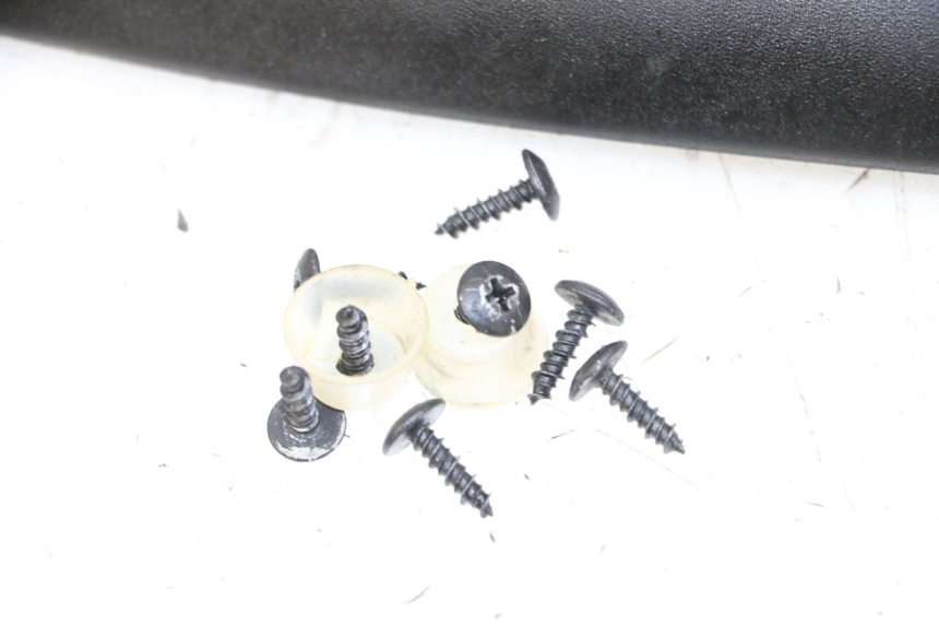 photo de TAMPA LATERAL DO CHASSI PIAGGIO BEVERLY 125 (1998 - 2005) - Pontos de fixação