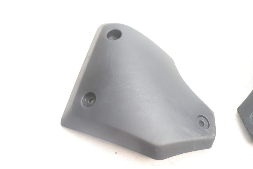 photo de TAMPA LATERAL DO QUADRO PEUGEOT STREETZONE NAKED 2T 50 (2014 - 2018) - Detalhe da peça