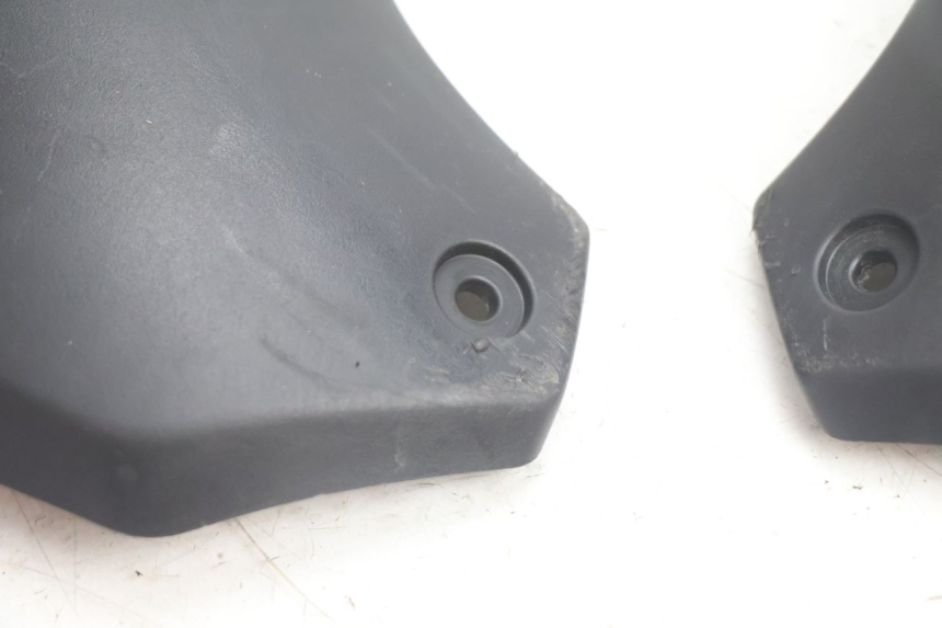 photo de TAMPA LATERAL DO QUADRO PEUGEOT STREETZONE NAKED 2T 50 (2014 - 2018) - Zoom do estado de desgaste