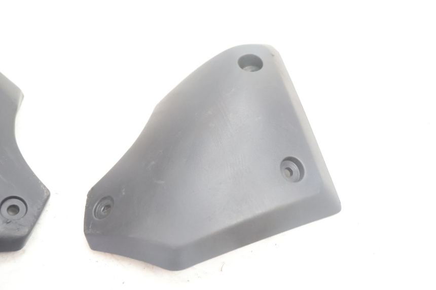 photo de TAMPA LATERAL DO QUADRO PEUGEOT STREETZONE NAKED 2T 50 (2014 - 2018) - Outro ângulo de visão