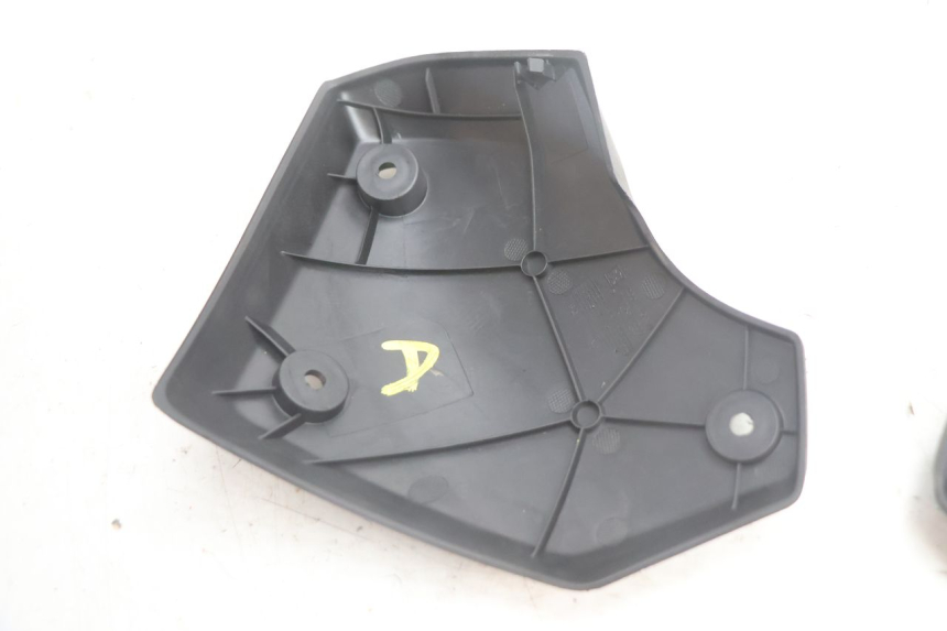 photo de TAMPA LATERAL DO QUADRO PEUGEOT STREETZONE NAKED 2T 50 (2014 - 2018) - Estado da superfície