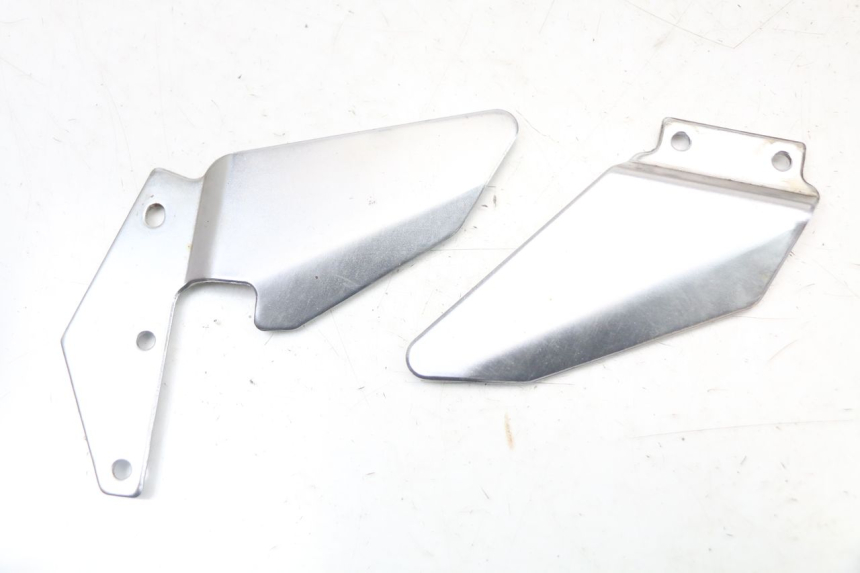 photo de TAMPA LATERAL DO CHASSI SUZUKI GS F 500 (2004 - 2007) - Detalhe da peça