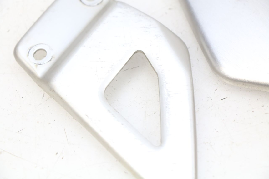 photo de TAMPA LATERAL DO CHASSI SUZUKI SV N 650 (1999 - 2002) - Zoom do estado de desgaste