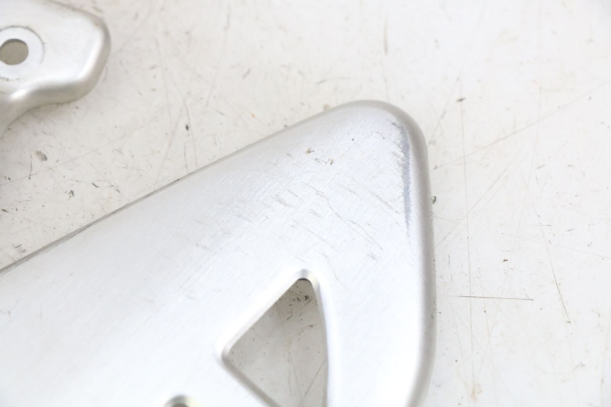 photo de TAMPA LATERAL DO CHASSI SUZUKI SV N 650 (1999 - 2002) - Detalhe da peça