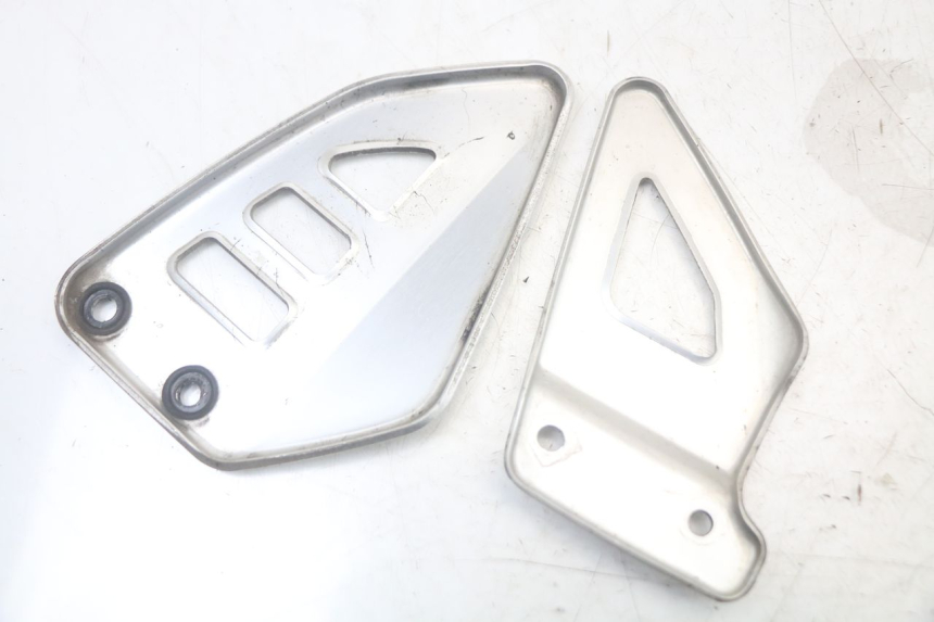 photo de TAMPA LATERAL DO CHASSI SUZUKI SV N 650 (1999 - 2002) - Detalhe da peça
