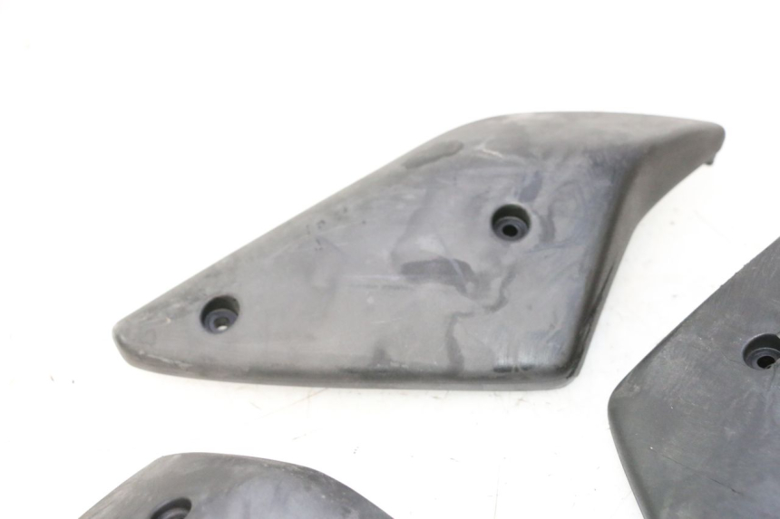 photo de TAMPA LATERAL DO CHASSI PEUGEOT TKR TREKKER FURIOUS 50 (2005 - 2014) - Pontos de fixação