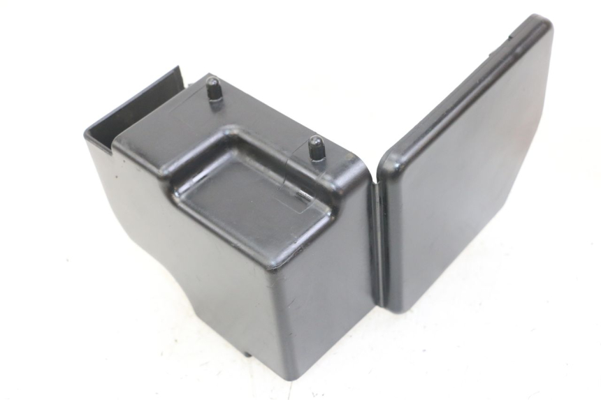 photo de TAMPA LATERAL DO CHASSI YAMAHA FZS FAZER 600 (2001 - 2003) - Outro ângulo de visão