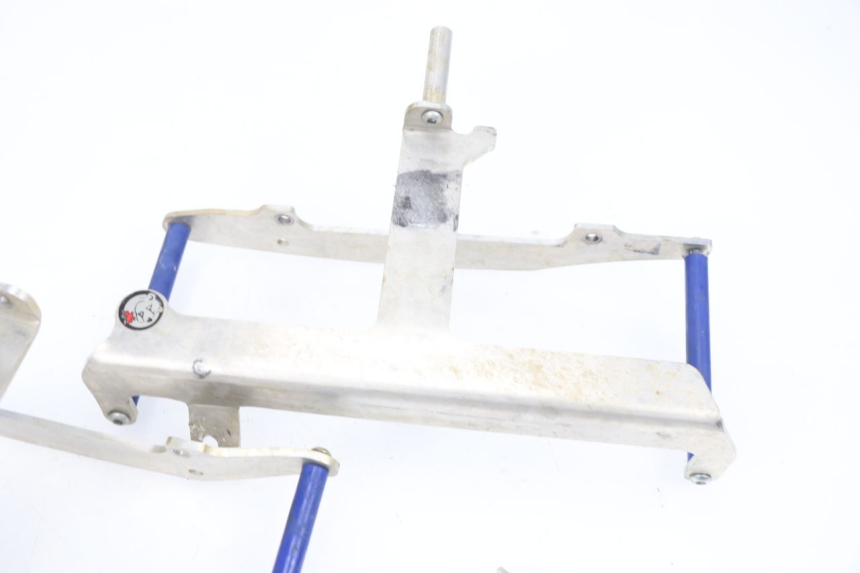 photo de TAMPA LATERAL DO CHASSI YAMAHA YZF YZ-F 450 (2006 - 2009) - Outro ângulo de visão