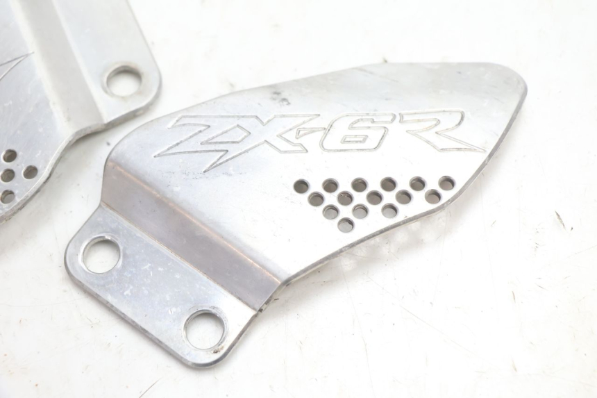 photo de TAMPA LATERAL DO CHASSI KAWASAKI ZX-6R ZX6R 600 (2000 - 2002) - Outro ângulo de visão