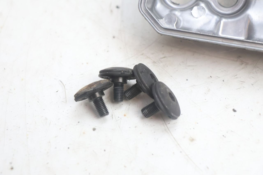 photo de TAMPA DE VÁLVULA SUZUKI BURGMAN EXECUTIVE ABS 650 (2006 - 2012) - Ampliação técnica
