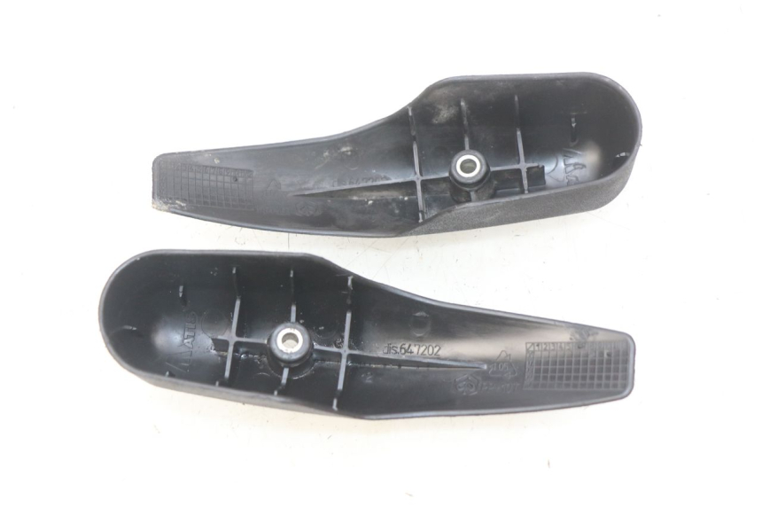 photo de TAMPA DO GARFO PIAGGIO MP3 LT 400 (2007 - 2012) - Detalhe da peça