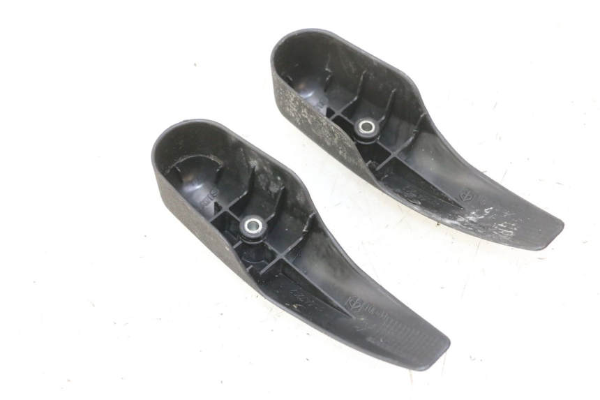 photo de TAMPA DO GARFO PIAGGIO MP3 RL 250 (2006 - 2010) - Detalhe da peça