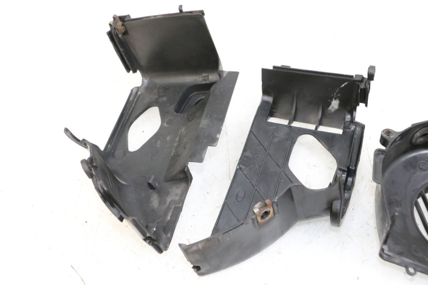 photo de TAMPA DO MOTOR PEUGEOT KISBEE 4T 50 (2010 - 2017) - Outro ângulo de visão