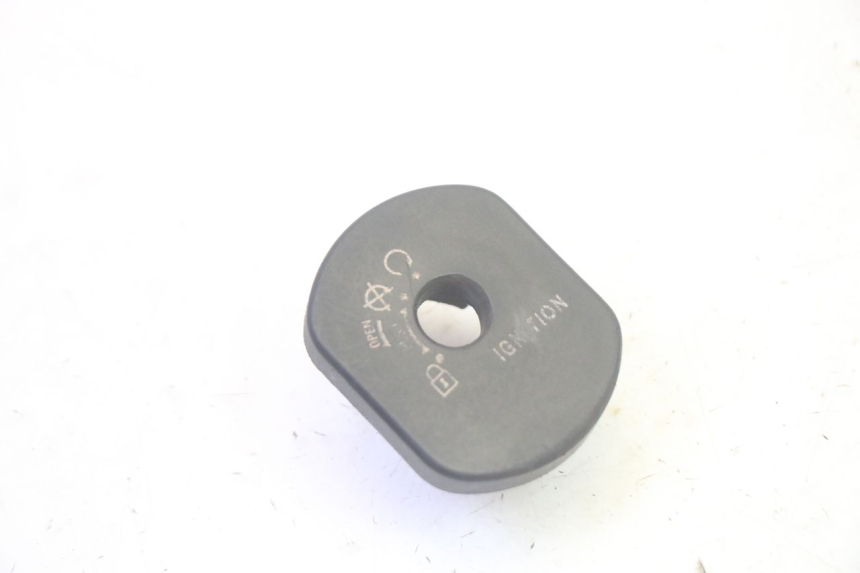 photo de TAMPA DE IGNICAO SYM CROX 4T 50 (2016 - 2023) - Detalhe da peça