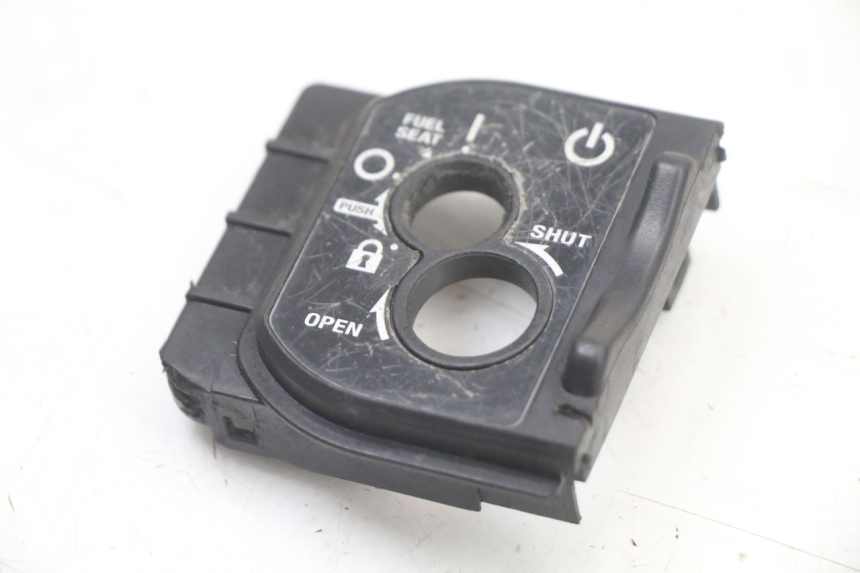 photo de TAMPA DE IGNICAO HONDA PCX (JF57/JF64) 125 (2014 - 2018) - Detalhe da peça
