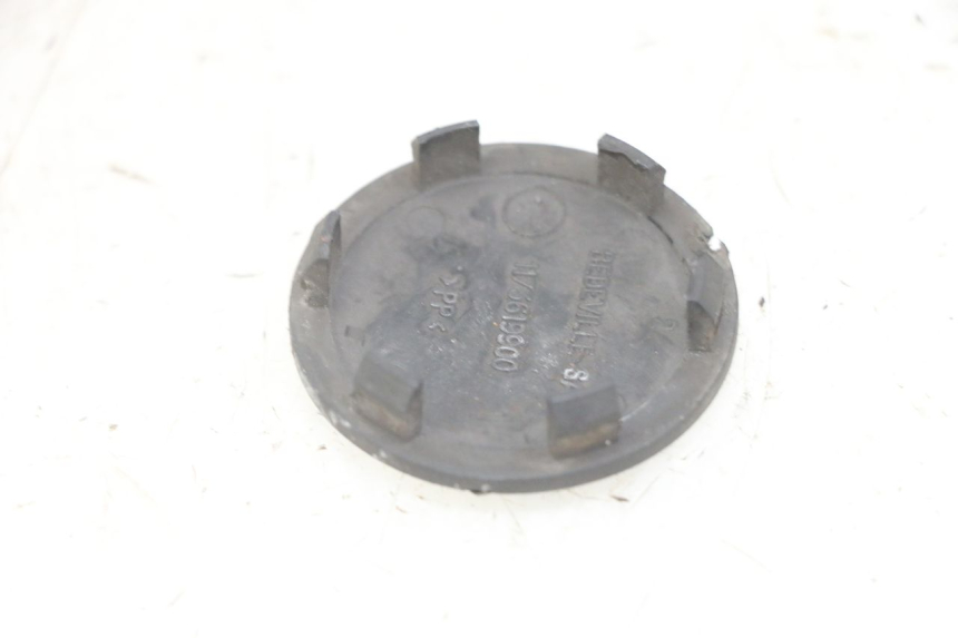 photo de TAMPA DE RODA PEUGEOT JET FORCE CARBU 50 (2003 - 2016) - Detalhe da peça