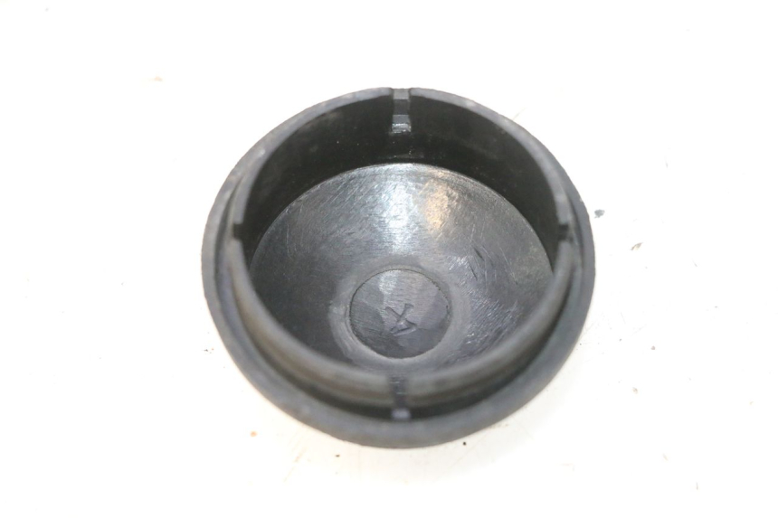 photo de TAMPA DE RODA PIAGGIO ZIP 2T 50 (2009 - 2019) - Detalhe da peça