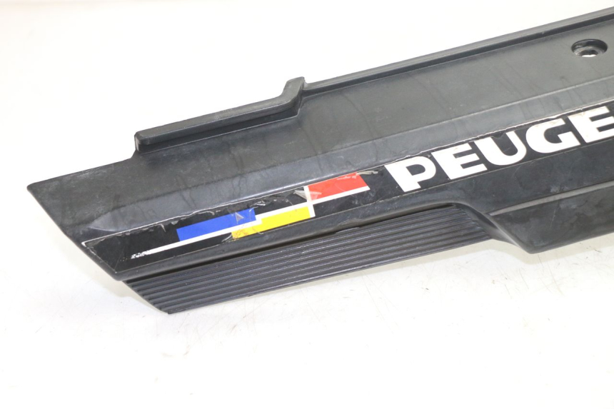 photo de TAMPA DIREITA SOB O ASSENTO PEUGEOT 103 SPX CLIP 50 (1989 - 1992) - Detalhe da peça