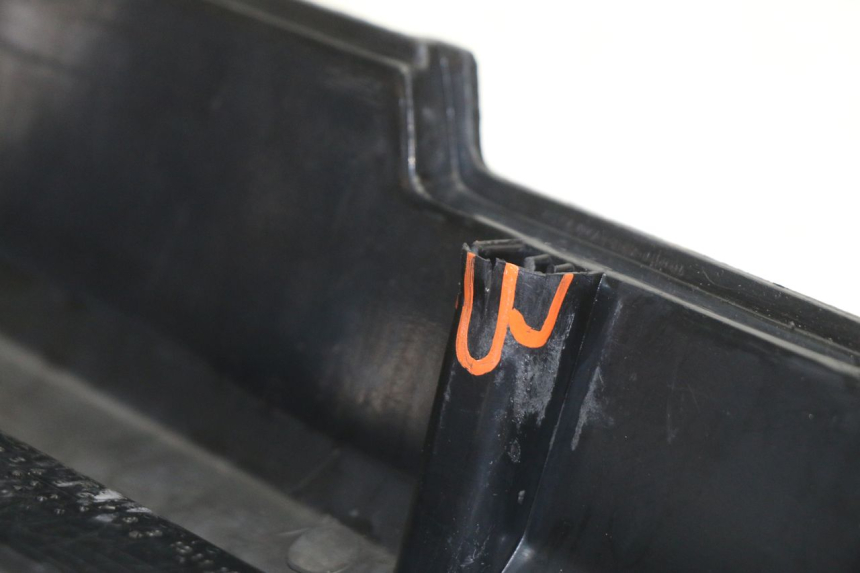 photo de TAMPA DIREITA SOB O ASSENTO PEUGEOT 103 SPX CLIP 50 (1989 - 1992) - Pontos de fixação