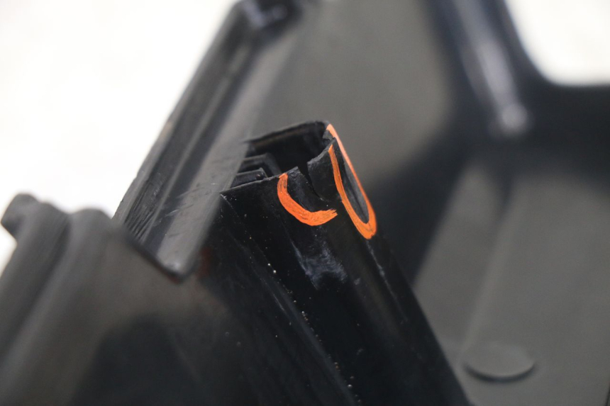 photo de TAMPA DIREITA SOB O ASSENTO PEUGEOT 103 SPX CLIP 50 (1989 - 1992) - Estado da superfície