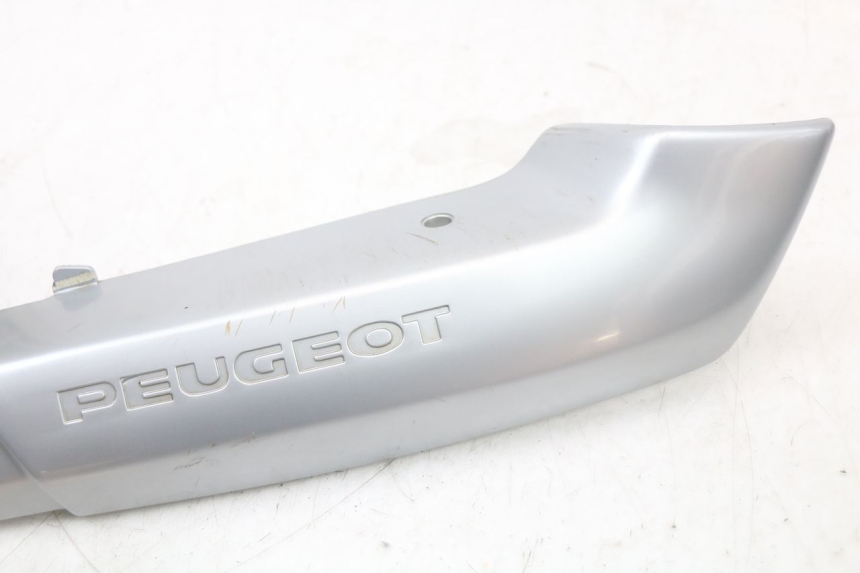 photo de TAMPA LATERAL DIREITA SOB O BANCO PEUGEOT 103 VOGUE VS2 50 (2004 - 2017) - Zoom do estado de desgaste