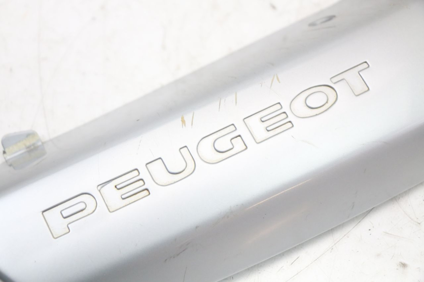 photo de TAMPA LATERAL DIREITA SOB O BANCO PEUGEOT 103 VOGUE VS2 50 (2004 - 2017) - Outro ângulo de visão