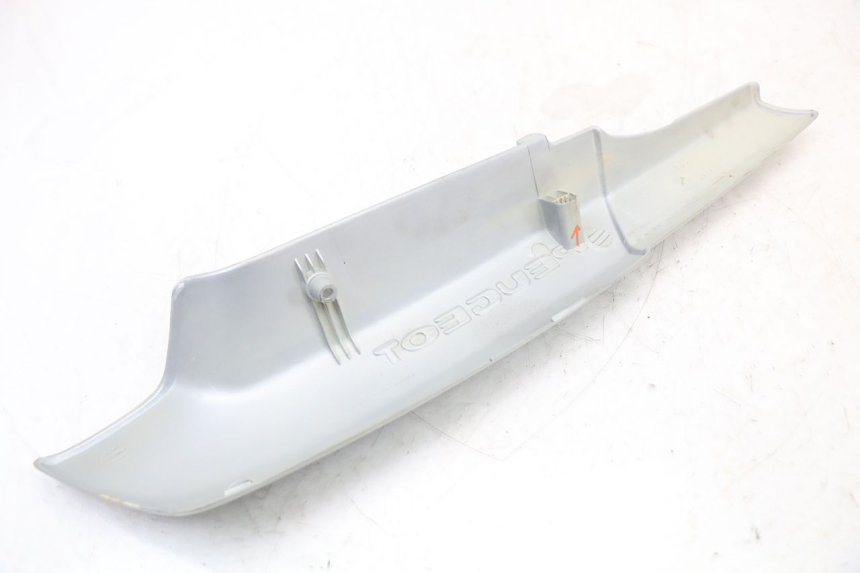 photo de TAMPA LATERAL DIREITA SOB O BANCO PEUGEOT 103 VOGUE VS2 50 (2004 - 2017) - Pontos de fixação