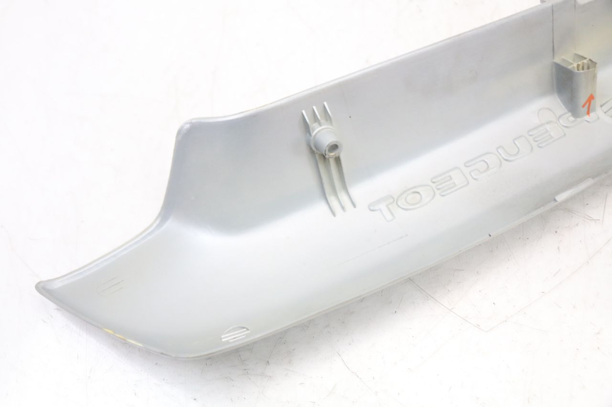 photo de TAMPA LATERAL DIREITA SOB O BANCO PEUGEOT 103 VOGUE VS2 50 (2004 - 2017) - Estado da superfície