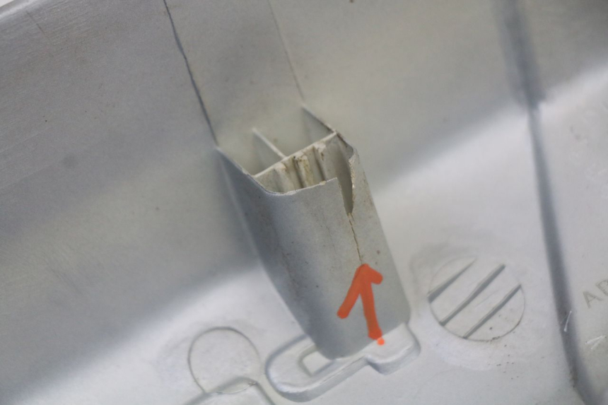 photo de TAMPA LATERAL DIREITA SOB O BANCO PEUGEOT 103 VOGUE VS2 50 (2004 - 2017) - Marcações e referências