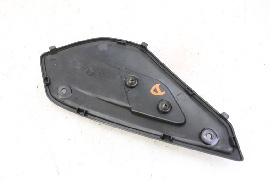 photo de TAMPA LATERAL DIREITA SOB O BANCO QUADRO 4 4D 350 (2015 - 2018) - Detalhe da peça