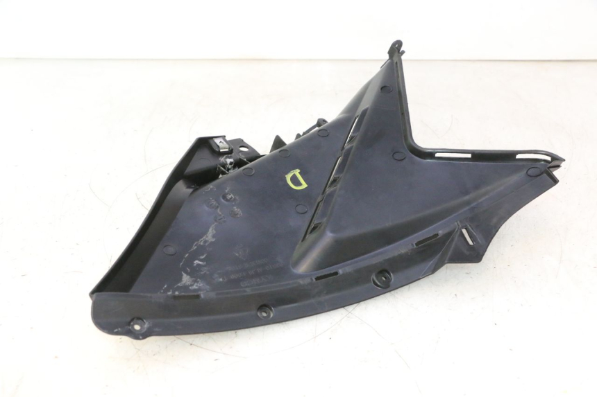 photo de TAMPA LATERAL DIREITA SOB O BANCO KYMCO AGILITY 16+ 4T 50 (2018 - 2023) - Pontos de fixação
