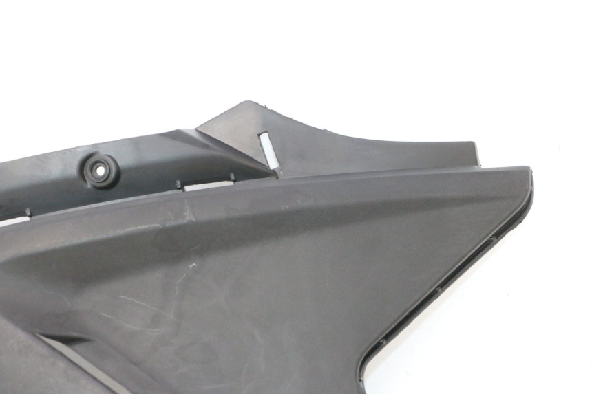 photo de TAMPA LATERAL DIREITA SOBRE O BANCO KYMCO AGILITY CITY 16P 125 (2015 - 2024) - Detalhe da peça