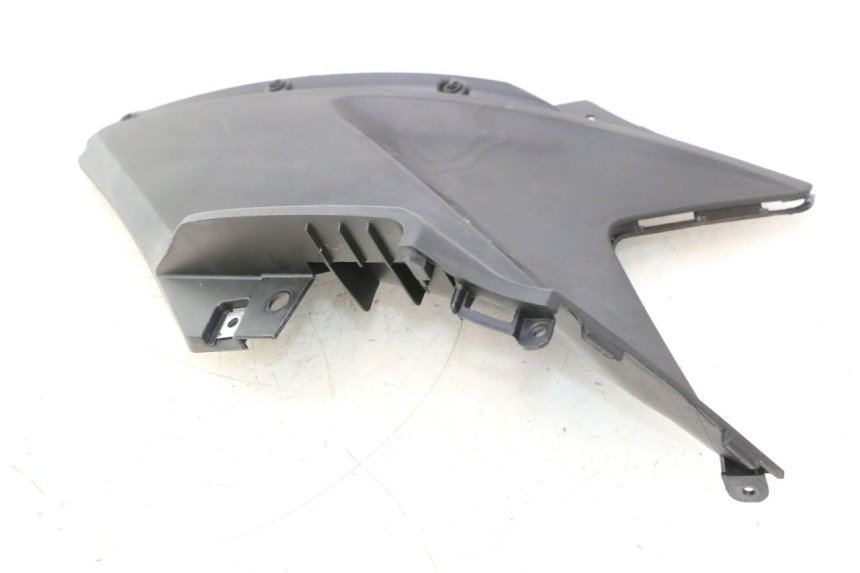 photo de TAMPA LATERAL DIREITA SOBRE O BANCO KYMCO AGILITY CITY 16P 125 (2015 - 2024) - Marcações e referências