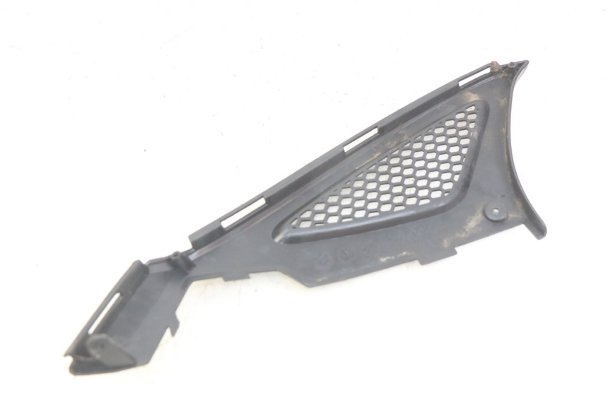 photo de TAMPA LATERAL DIREITA SOB O BANCO KYMCO AGILITY RS 4T 50 (2009 - 2013) - Detalhe da peça
