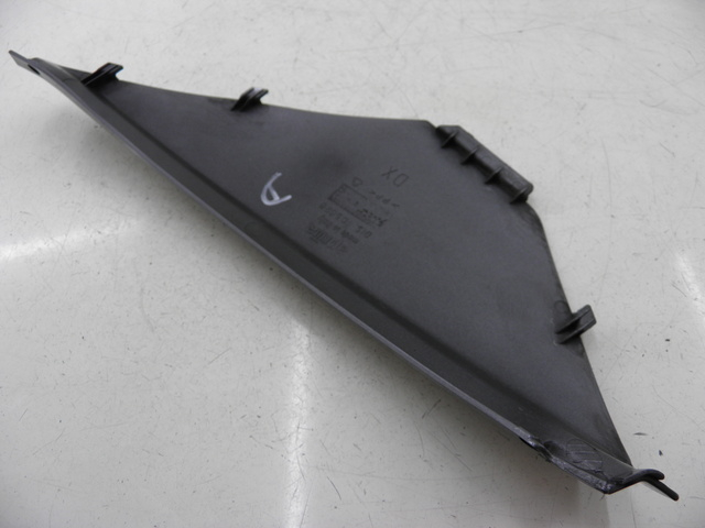 photo de TAMPA LATERAL DIREITA SOB O BANCO APRILIA ATLANTIC 125 (2003 - 2009) - Detalhe da peça