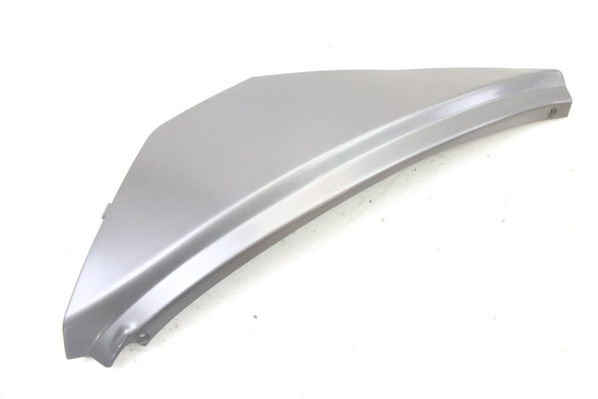 photo de TAMPA LATERAL DIREITA SOB O BANCO APRILIA ATLANTIC 125 (2003 - 2009) - Detalhe da peça