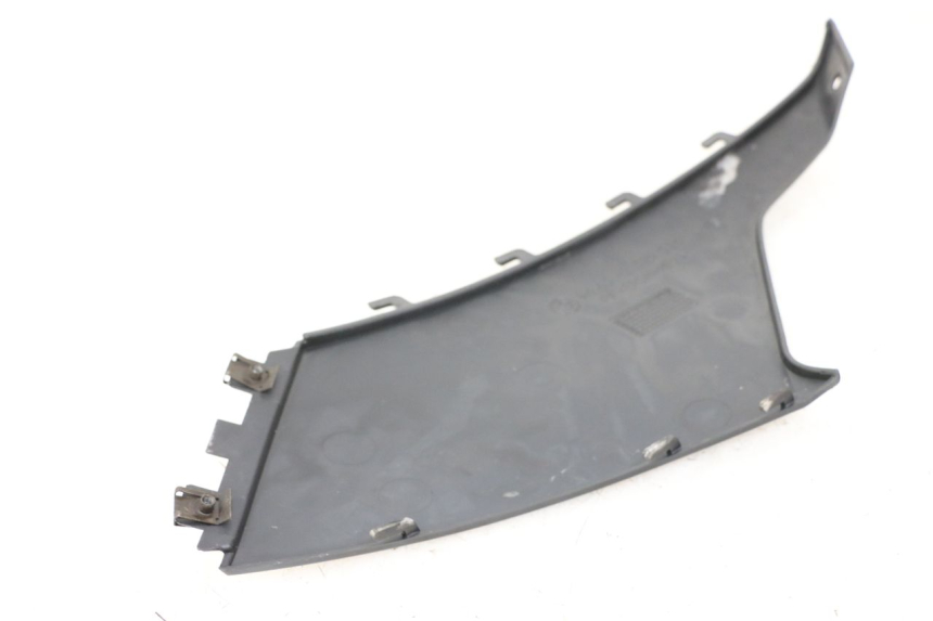 photo de TAMPA LATERAL DIREITA SOB O BANCO BMW C1 125 (2000 - 2003) - Detalhe da peça