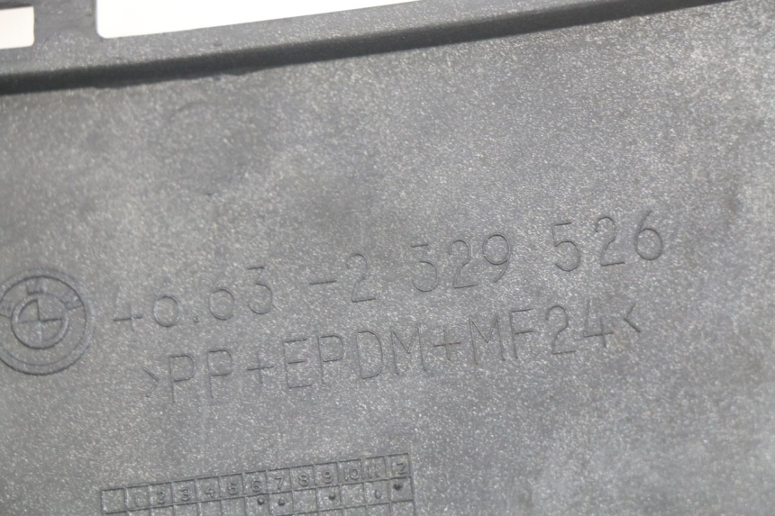 photo de TAMPA LATERAL DIREITA SOB O BANCO BMW C1 125 (2000 - 2003) - Detalhe da peça