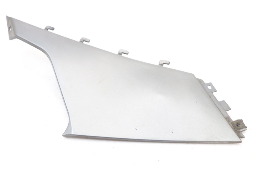 photo de TAMPA LATERAL DIREITA SOB O BANCO BMW C1 125 (2000 - 2003) - Detalhe da peça