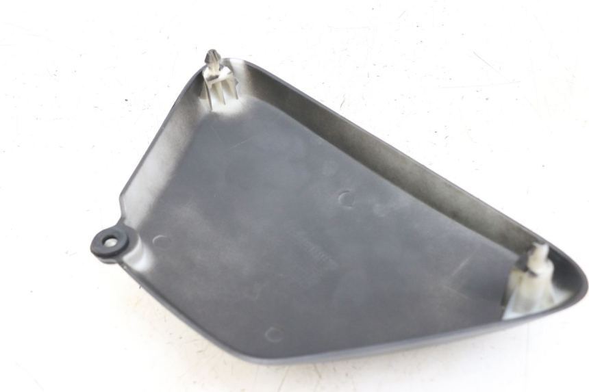 photo de TAMPA LATERAL DIREITA SOB O BANCO ARCHIVE CAFE RACER 4T 50 (2019 - 2024) - Detalhe da peça