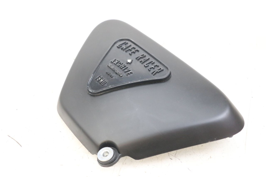photo de TAMPA LATERAL DIREITA SOB O BANCO ARCHIVE CAFE RACER 4T 50 (2019 - 2024) - Zoom do estado de desgaste