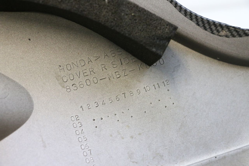 photo de TAMPA DIREITA SOB O ASSENTO HONDA CB F HORNET 600 (2005 - 2006) - Zoom do estado de desgaste