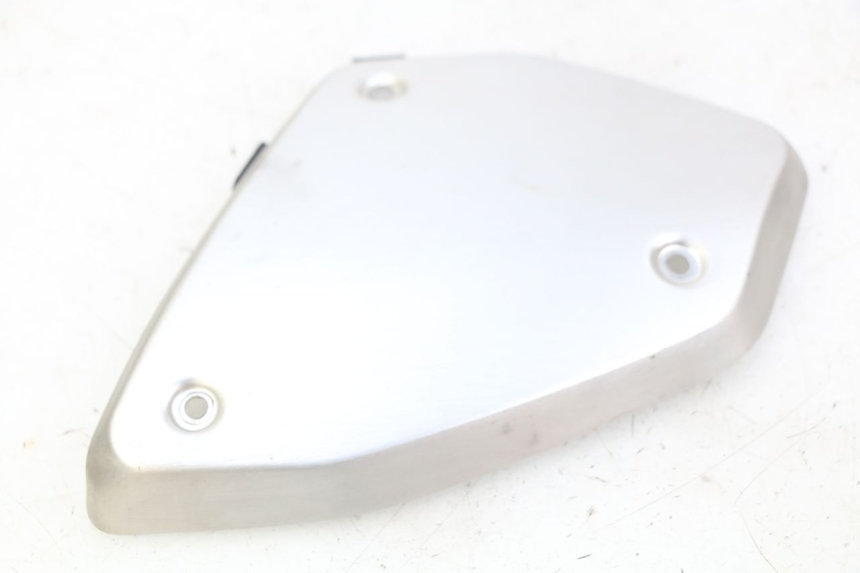 photo de TAMPA LATERAL DIREITA SOB O BANCO HONDA CB R 1000 (2018 - 2023) - Detalhe da peça