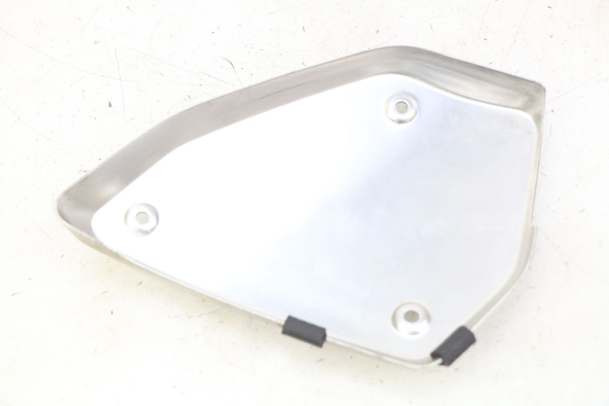 photo de TAMPA LATERAL DIREITA SOB O BANCO HONDA CB R 1000 (2018 - 2023) - Zoom do estado de desgaste