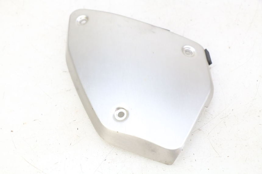 photo de TAMPA LATERAL DIREITA SOB O BANCO HONDA CB R 1000 (2018 - 2023) - Outro ângulo de visão