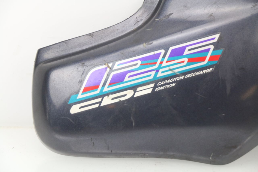 photo de TAMPA LATERAL DIREITA SOB O BANCO HONDA CG 125 (1996 - 1998) - Outro ângulo de visão