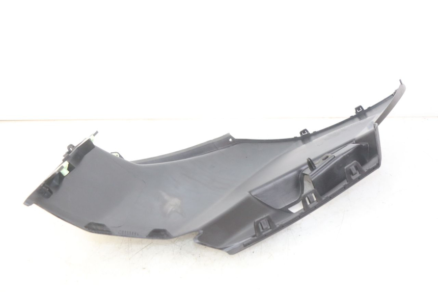 photo de TAMPA LATERAL DIREITA SOBRE O BANCO PEUGEOT CITYSTAR AIR 125 (2014 - 2017) - Zoom do estado de desgaste